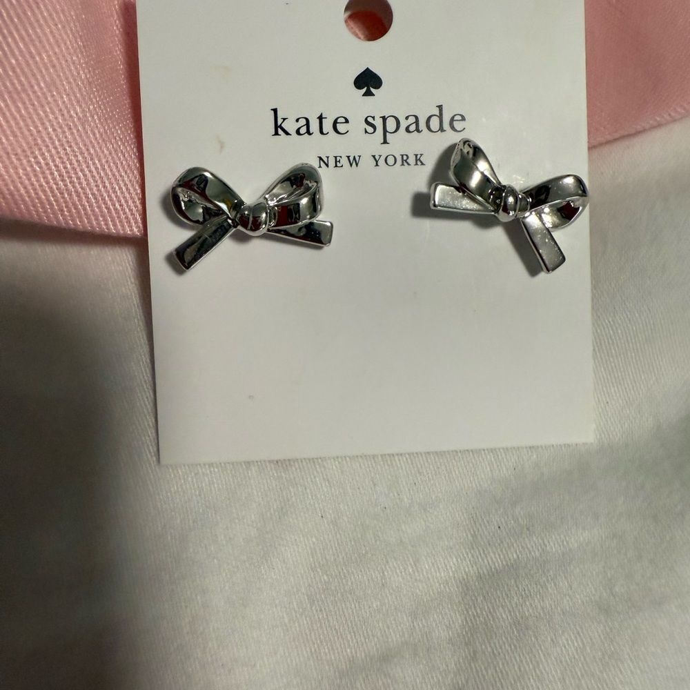 Kate Spade NIP Silver tone Bow Earrings! Come with the dust bag 🎀